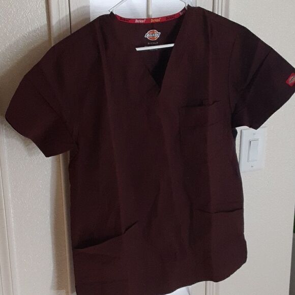 Dickies Men's EDS Signature V-neck Scrub Top, Sz Small, color Wine, NWOT - Picture 4 of 9